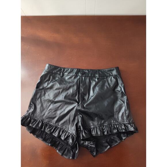 Day & Moon Black Faux Leather Shorts Size Medium - Picture 1 of 5